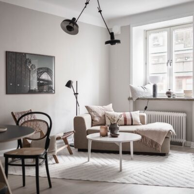 piso-en-estocolmo-con-paredes-en-gris-y-rosa-cocina-comedor-salon-lamparas-de-techo_7095a1bf_1920x1280